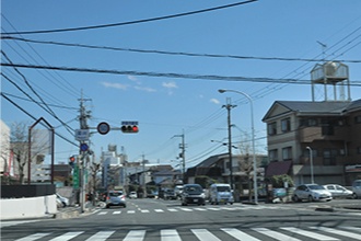 直進後、左手に西大和学園を通過した直後の【薬井】の交差点を右折するともうすぐ到着です。